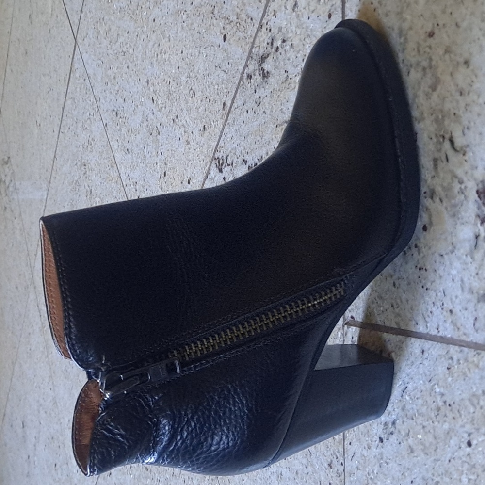 SOFFT Black Leather Ankle Boots